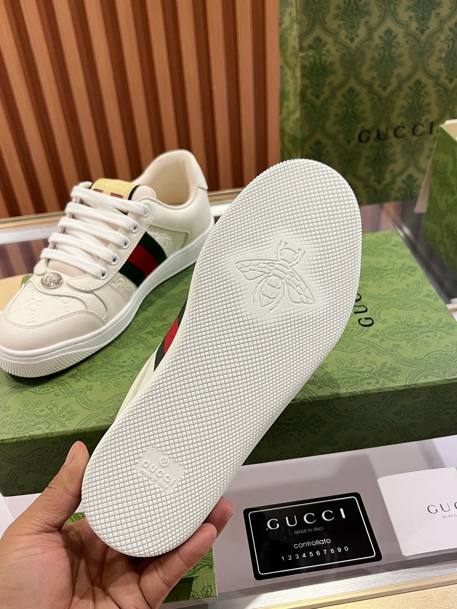 👟👟Ex-factory price 540👟👟 ⚡️Gucci Dirty Shoes Top factory quality, impeccable at the counter, the comfort is incredible. Retro distressed elements, washed retro logo on the tongue, metal double LOGO, 99% recognizable, full of Gucci elements; terry cloth lining, cowhide foot pads and 3mm latex are much more comfortable than real leather shoes. Environmentally friendly TPU wear-resistant outsole, soft and elastic. The inside of the tongue is made of imported elastic bands, which have great tension and won't strangle your feet. I don't develop the shoes without the original version. Only by getting the original version can the shoes be accurate and beat the market version instantly. Every stitch and every stitch is very tight and full. The debugging process is the most painstaking and requires no less than a hundred modifications before it is adjusted to the perfect state so that it can be worn comfortably by all foot types! Size 35-40 women’s model)
